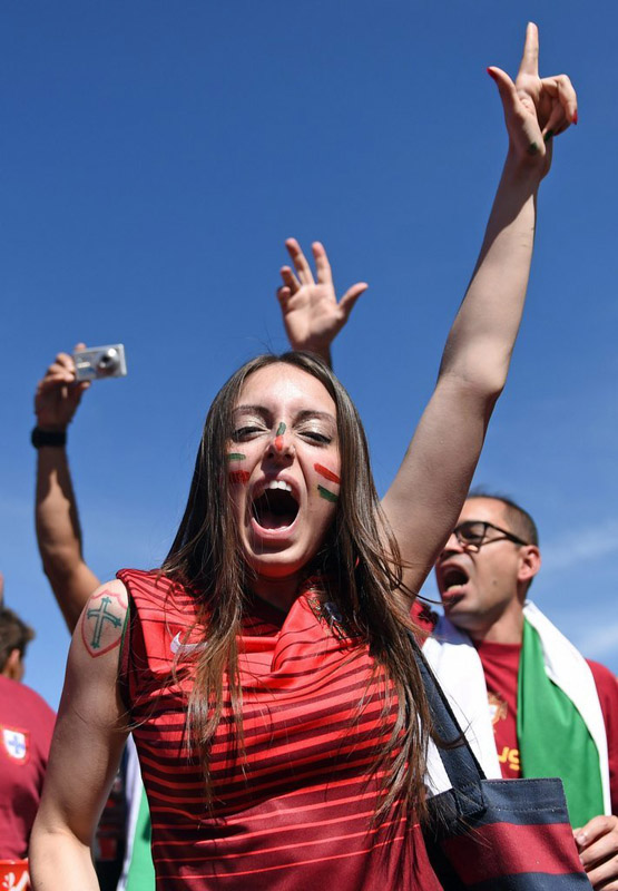 包含看球迷们如何在比赛现场呐喊助威，激情迸发的词条