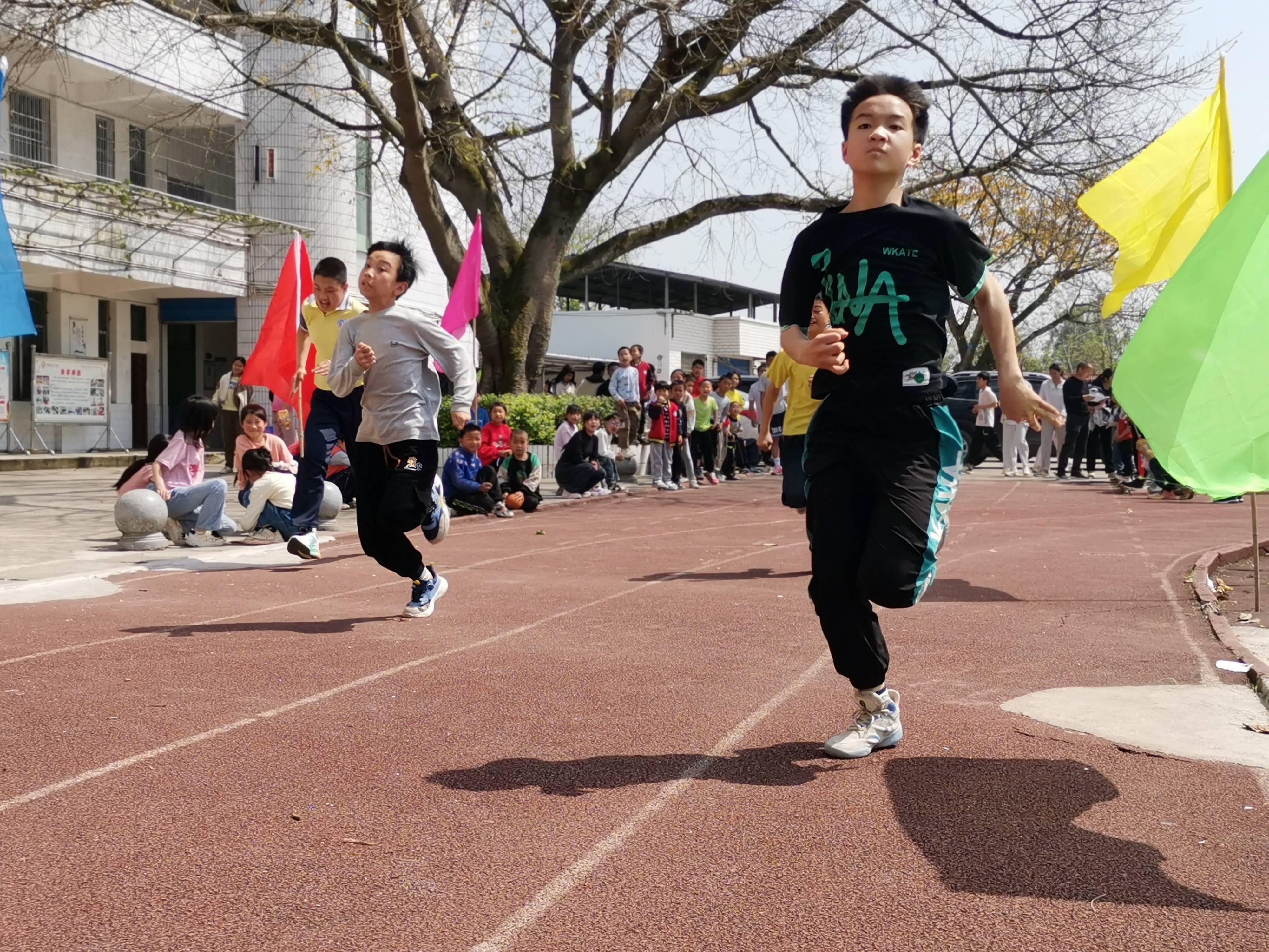 运动员们为取得胜利奋力拼搏,现场一片欢呼声 运动员们为取得胜利奋力拼搏,现场一片欢呼声