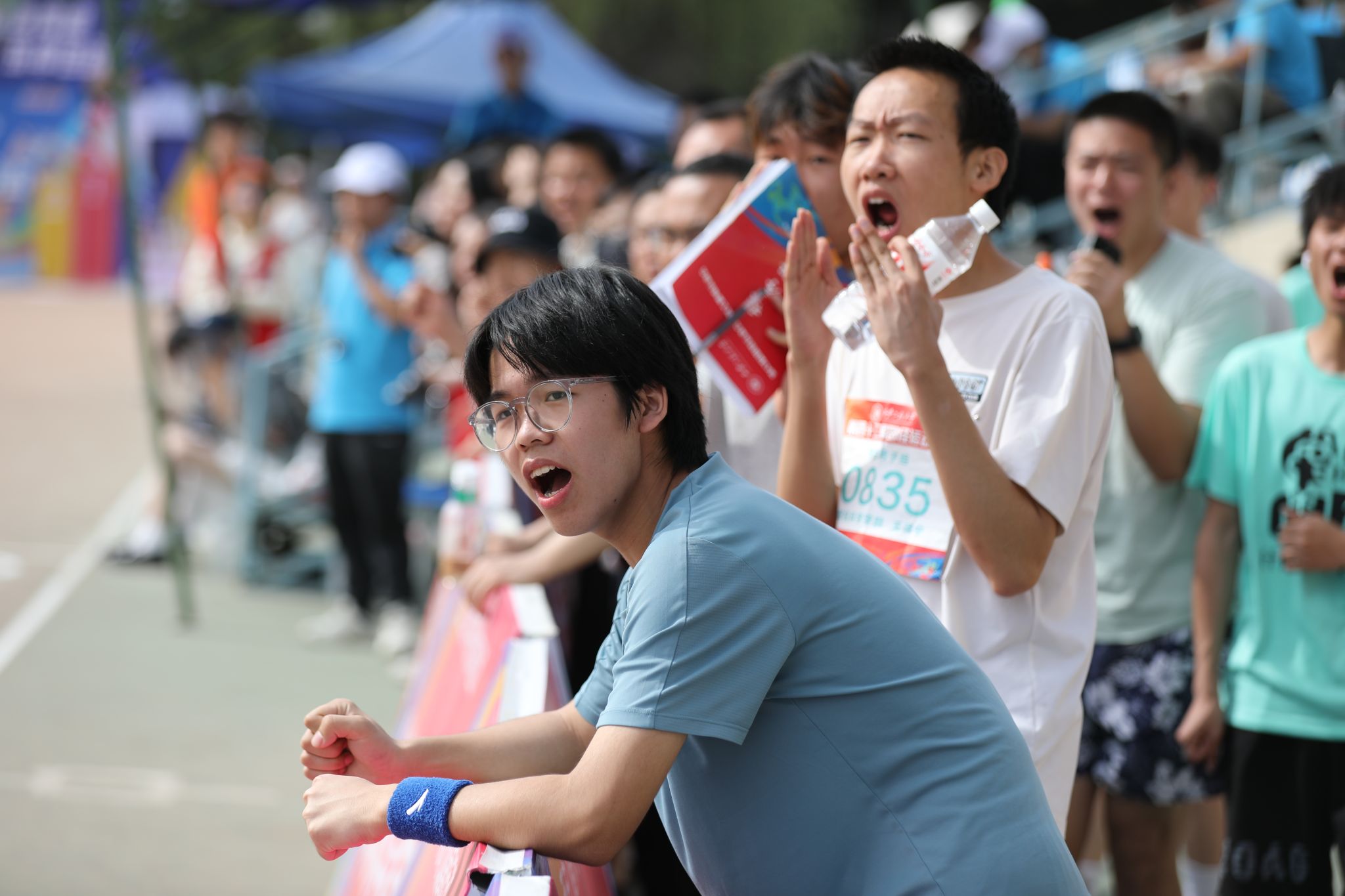 运动员们为取得胜利奋力拼搏,现场一片欢呼声 运动员们为取得胜利奋力拼搏,现场一片欢呼声