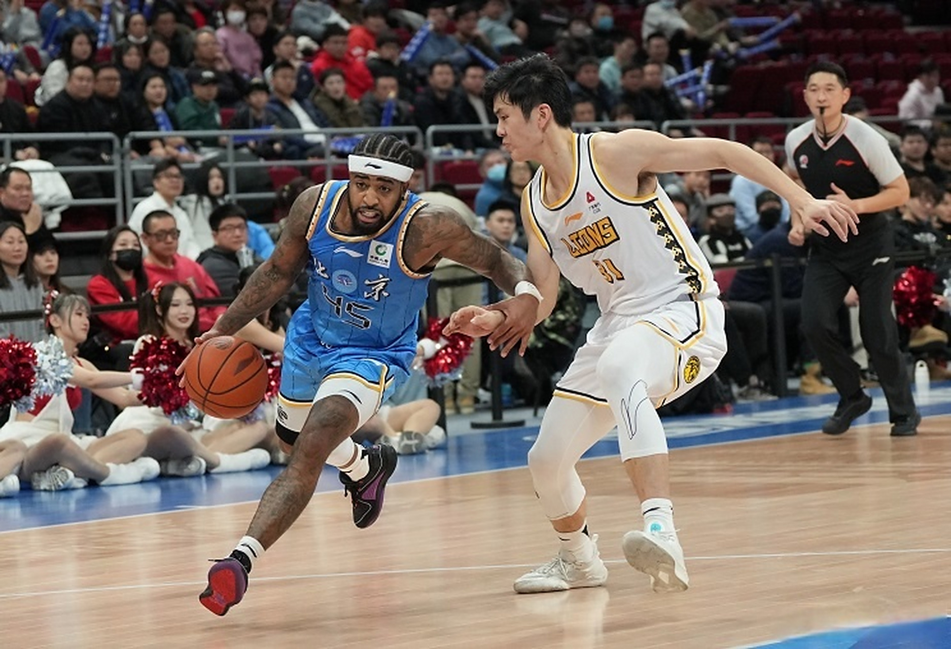 河南男篮主场战胜河北队，士气高涨