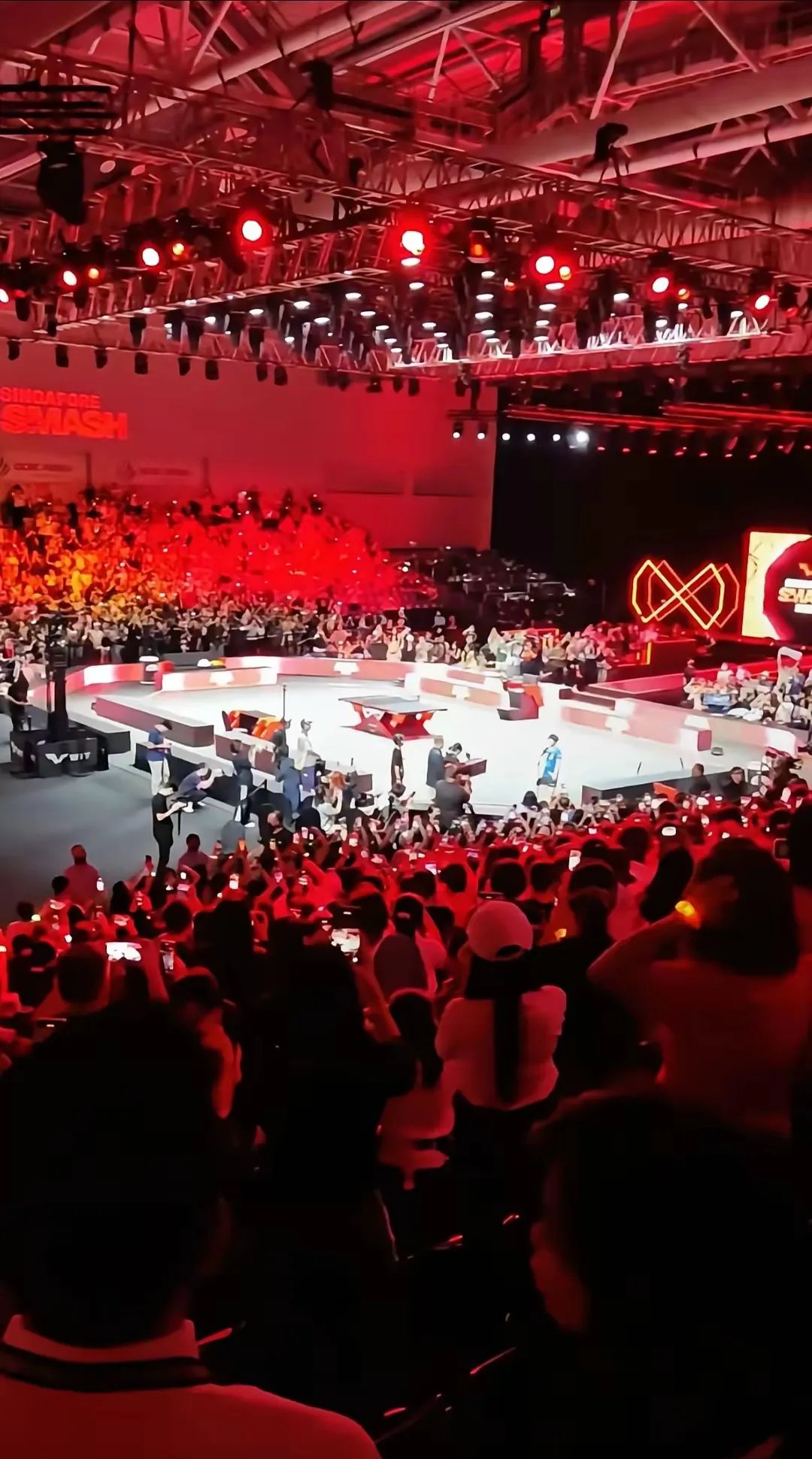 关于比赛结束后球迷沸腾狂欢，赛后派发礼物的信息