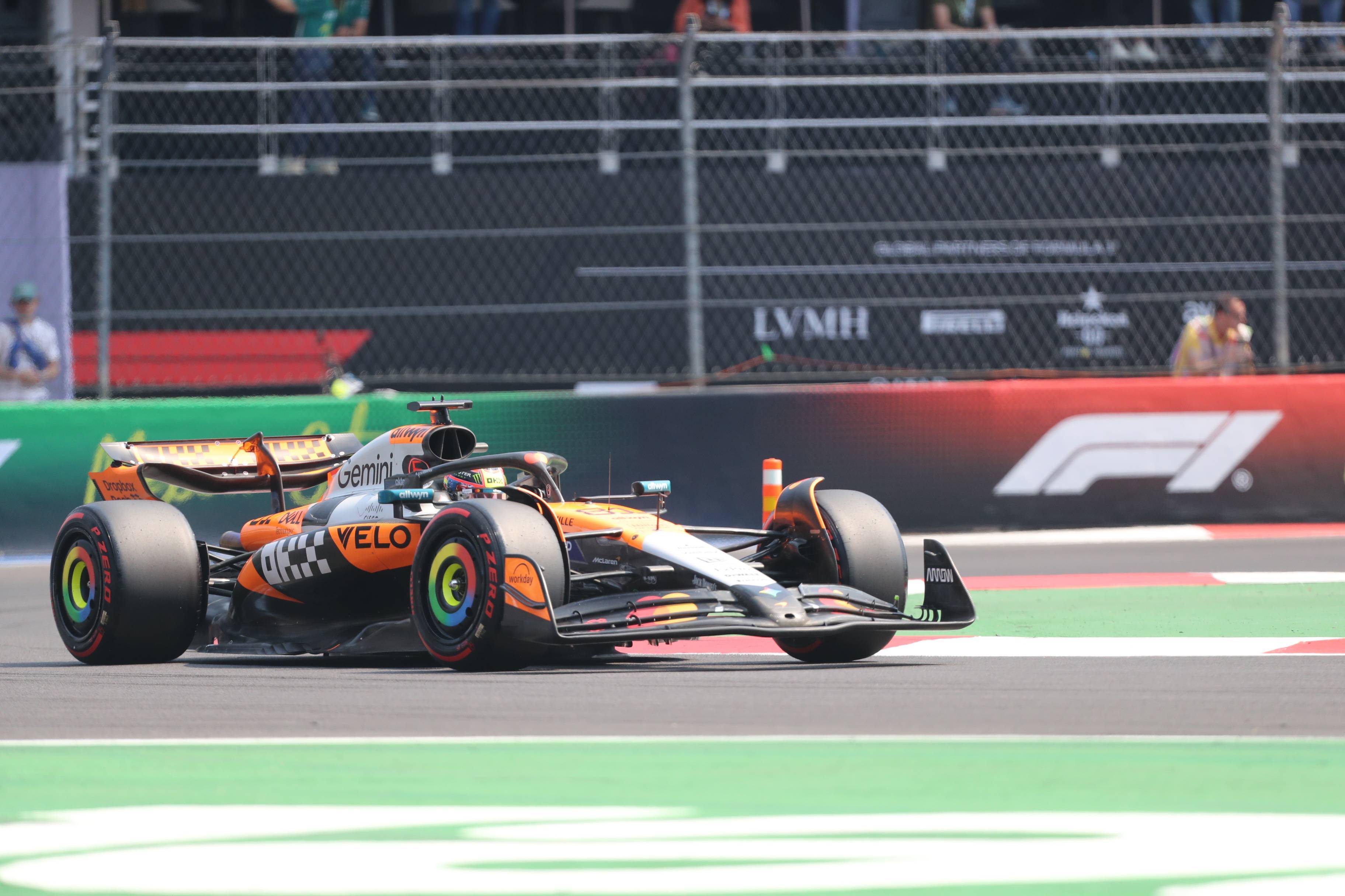 红牛车队完胜哈斯车队，汉密尔顿带队取胜