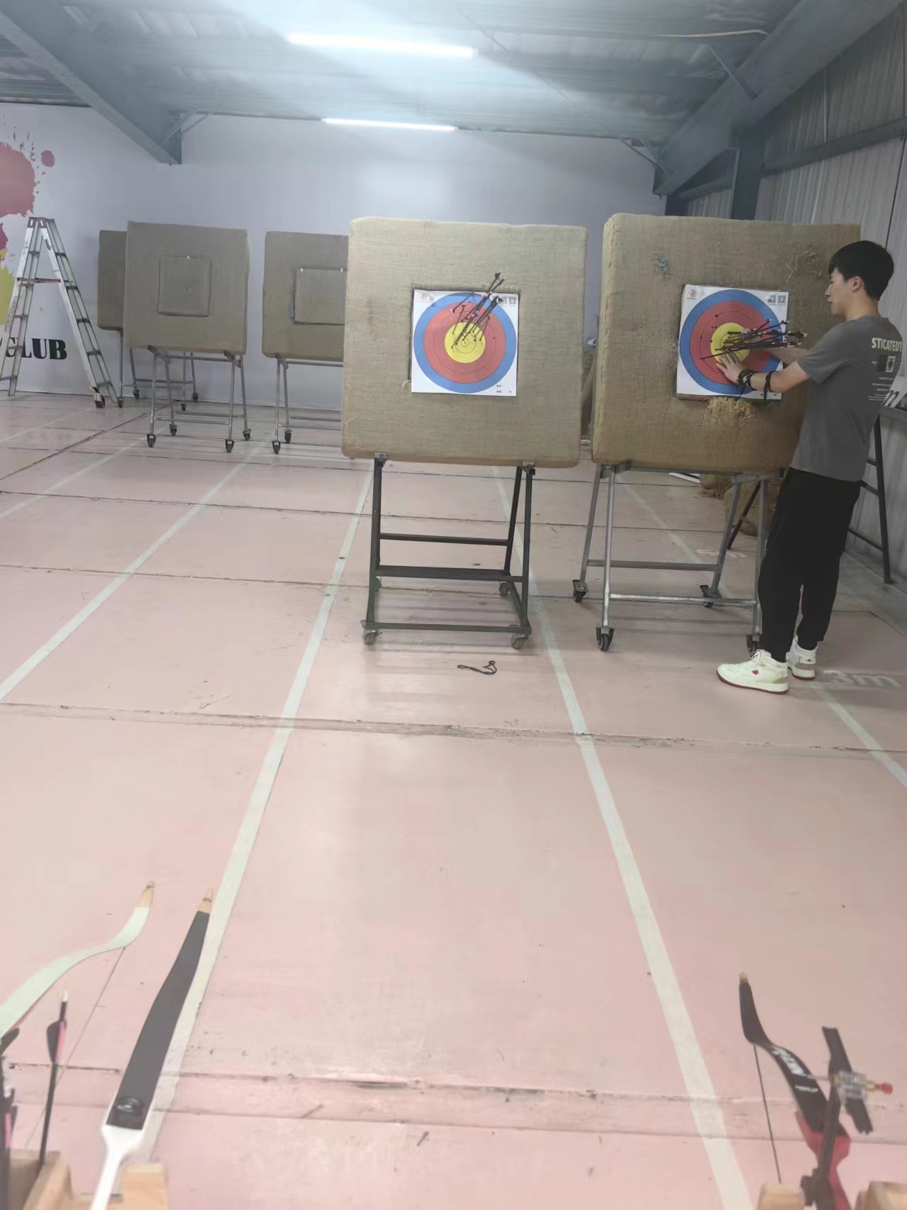 精准瞄准：射箭选手命中目标